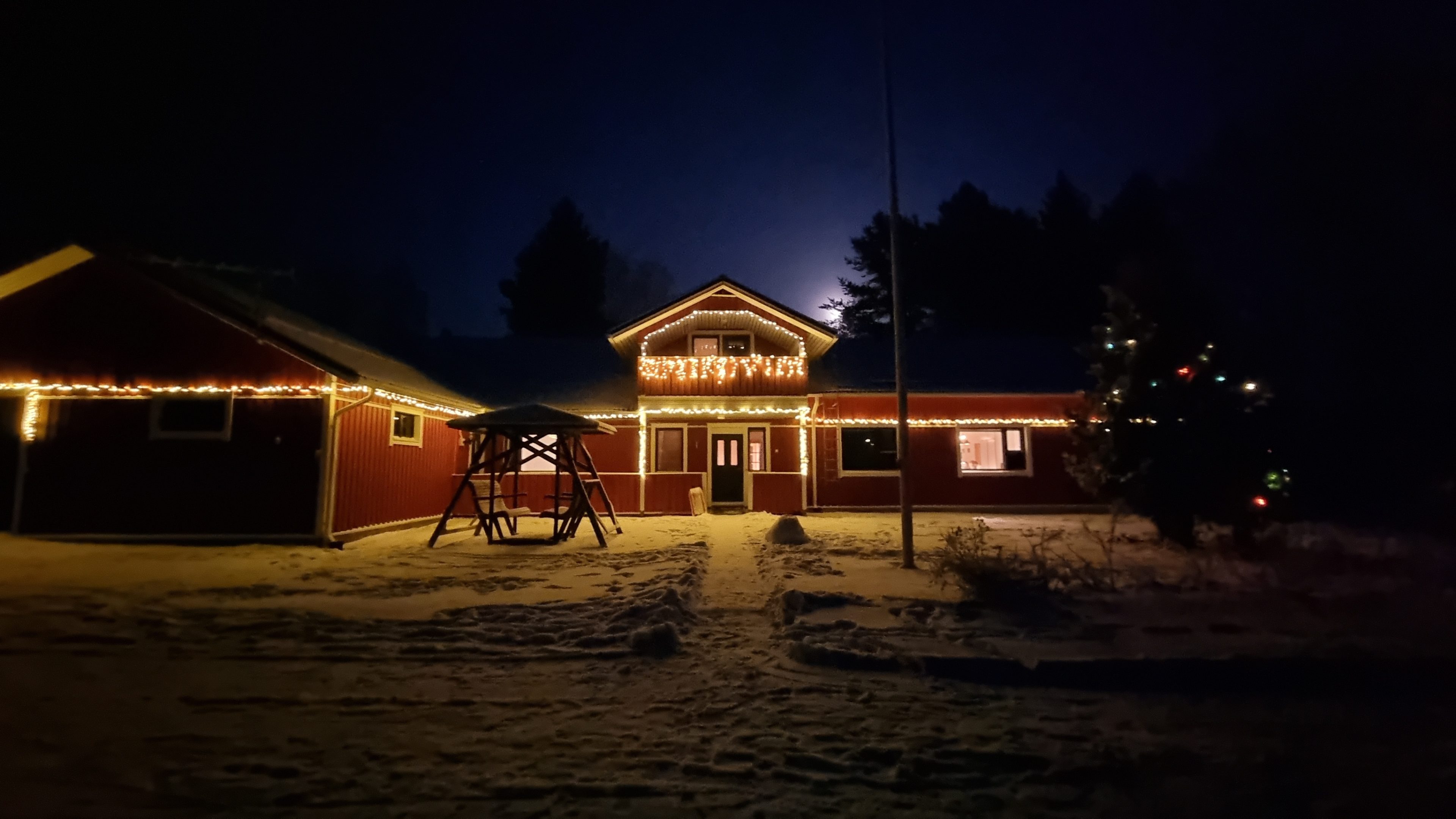 Karhulan puutalo iltavalaistus