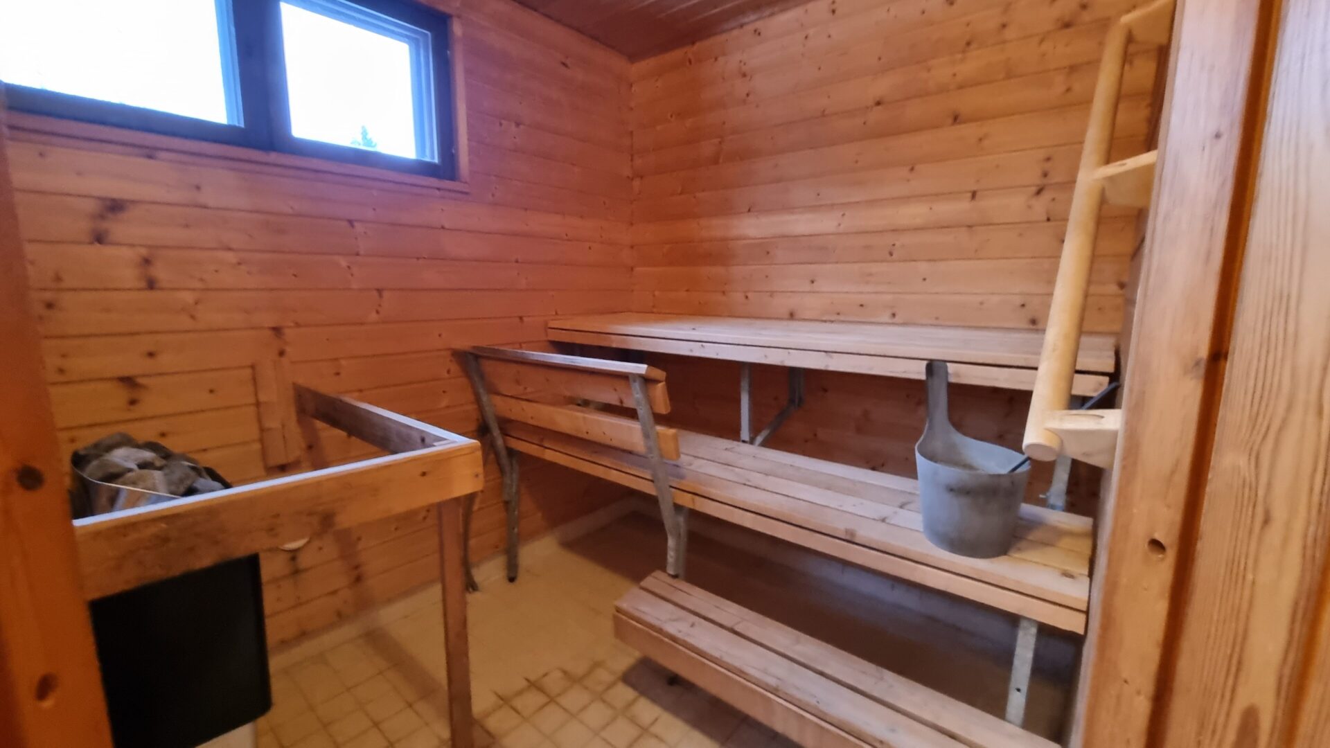 Karhun puutalo sauna